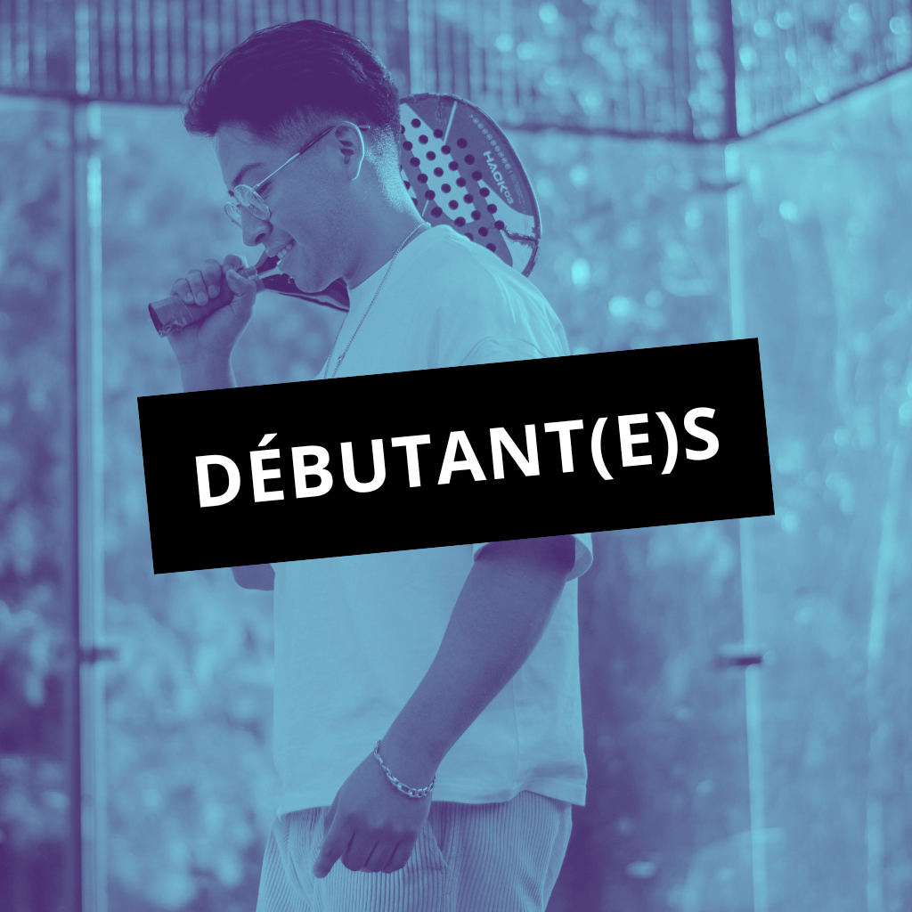 Un joueur débutant le padel dans une ambiance conviviale à Nantes