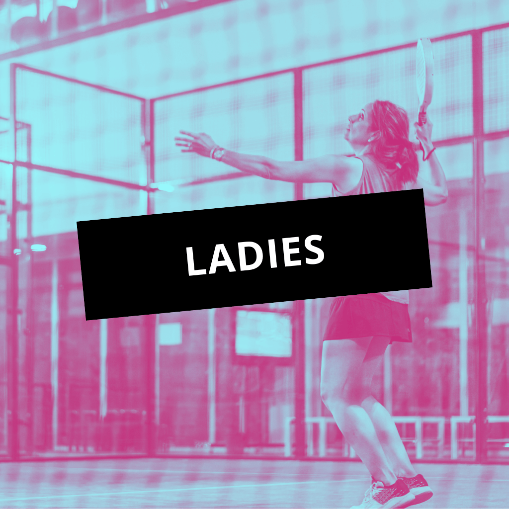 Une joueuse de padel en action sur le court, énergie et convivialité à Nantes