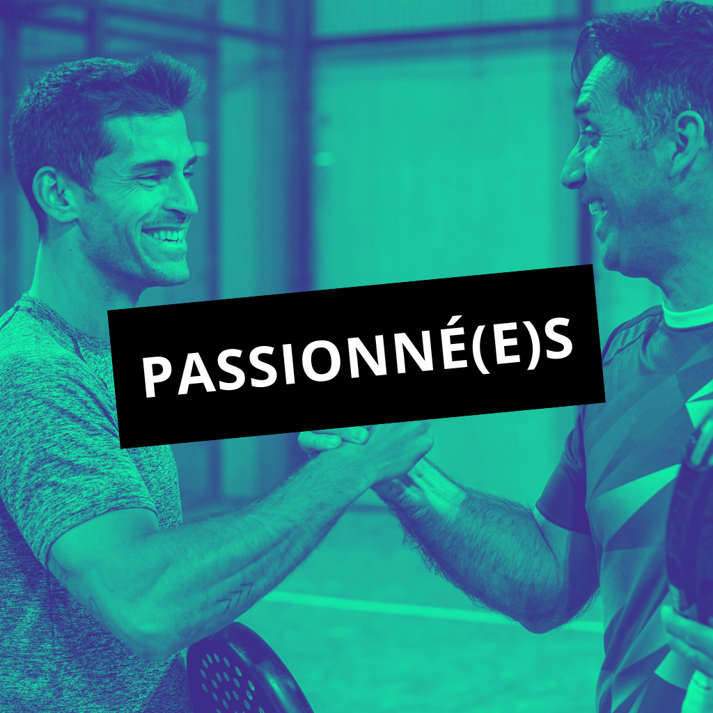 Un match de padel en double masculin, deux équipes s’affrontent sur le court à Nantes